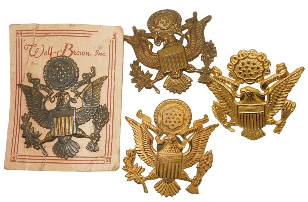 Lot 678: Lot (4) WWII US Army Officer Visor Cap Badges Amcraft Wolf-Brown