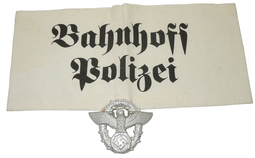Lot 426: WWII German Police Banhoff Polizei Armband & Cap Badge