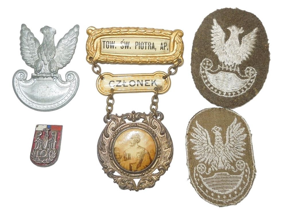 Lot 480: Lot WWII Poland Polish Army Cap Badges Medal Pin