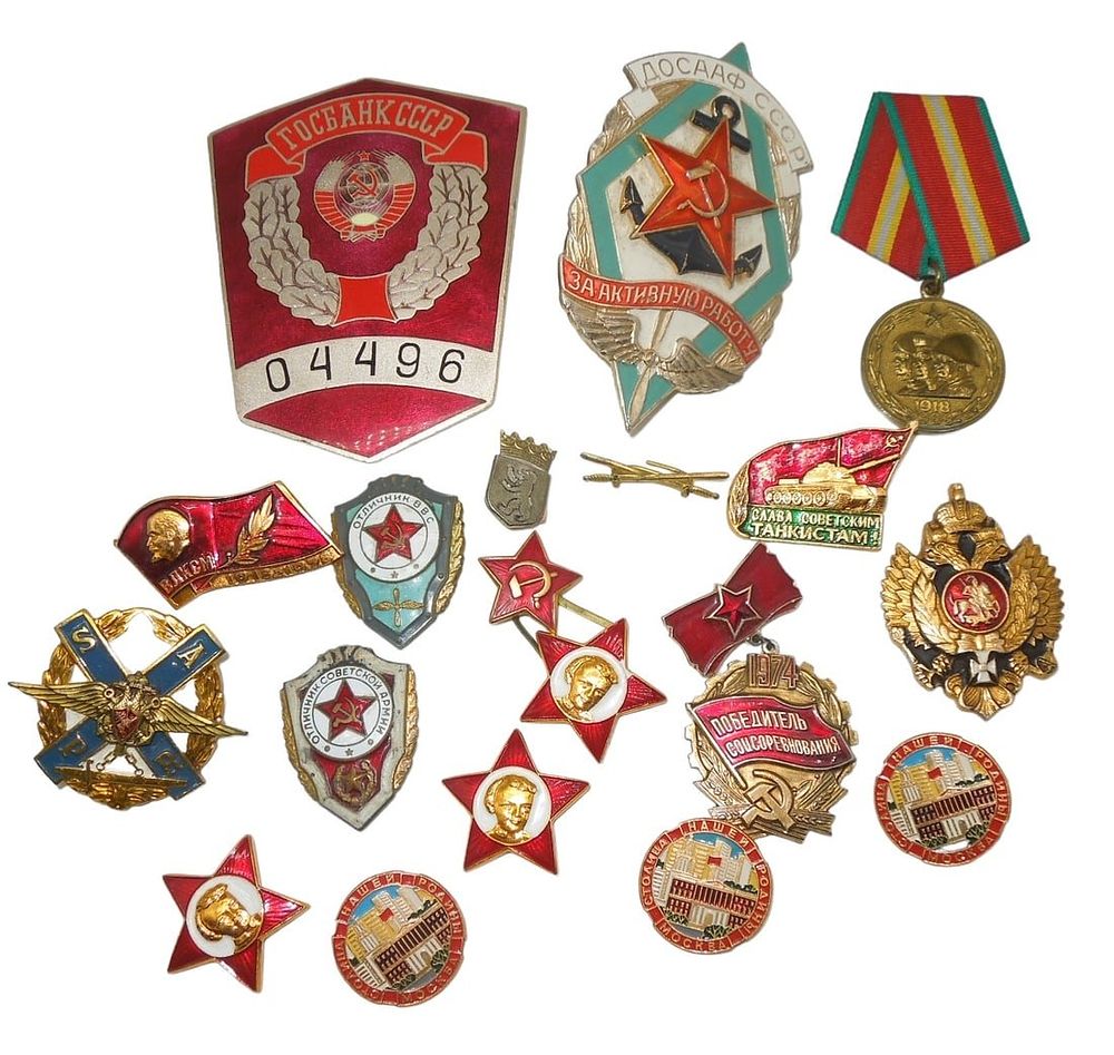 Lot 495: Lot Post WWII Russian Soviet Union Red Army Military Badges Pins