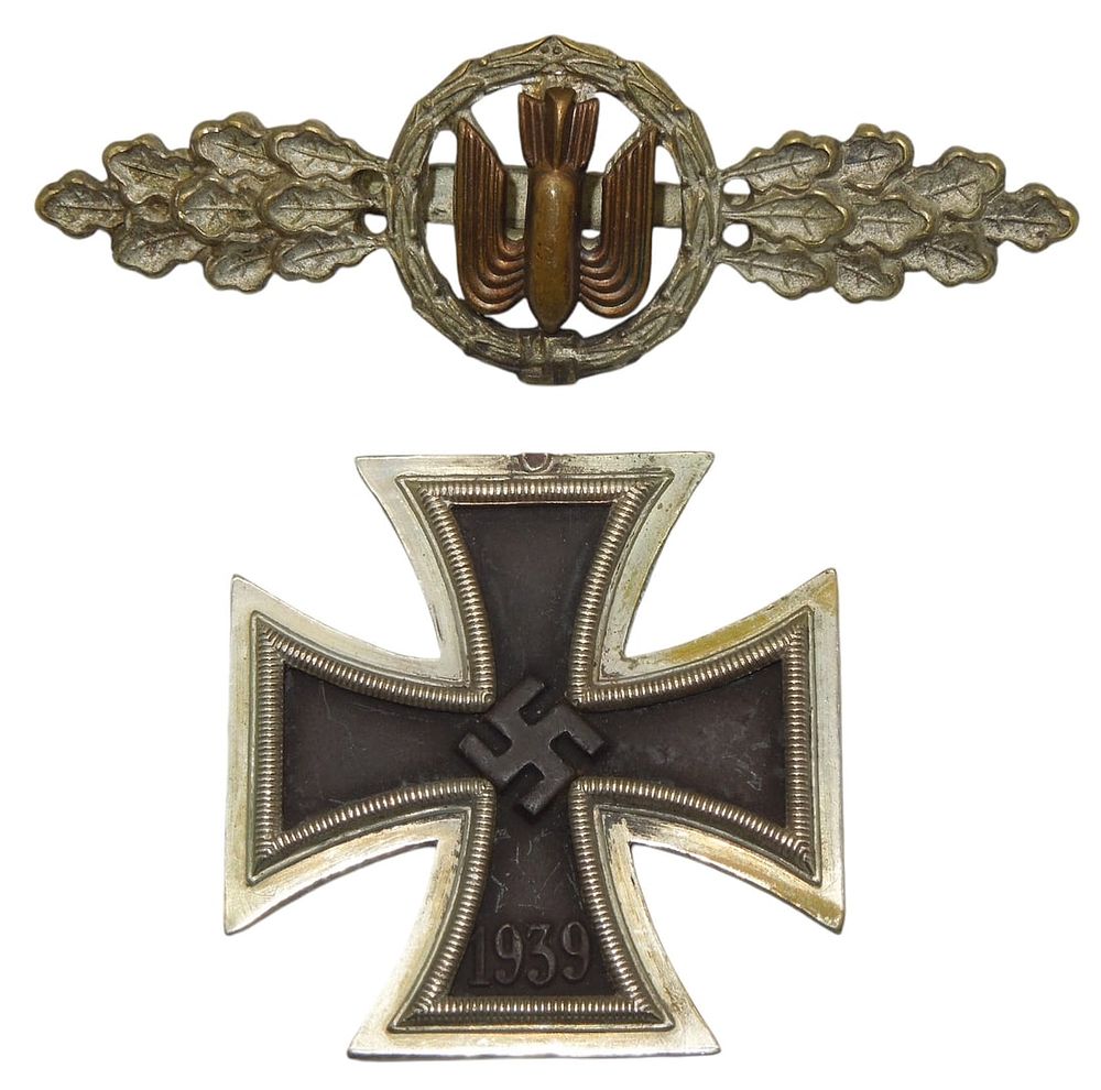 Lot 192: WWII German Luftwaffe Bomber Clasp Badge & Iron Cross 2nd Class
