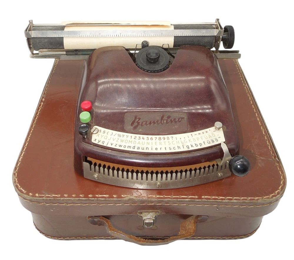 Lot 360: 1950s Vintage Bambino Index Typewriter Bakelite & Case
