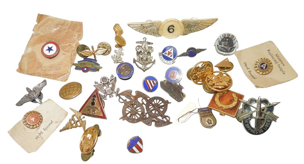 Lot 187: Lot WWII - Modern US Military Lapel Pins Insignia Special Forces