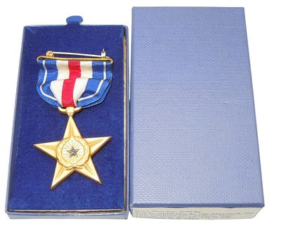 WWII US Army Silver Star Wrap Brooch Medal in 1943 Robbins Box. Mint unissued WWII piece with 