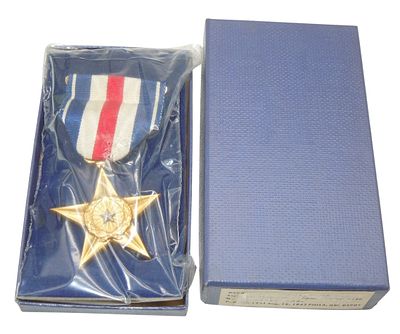 WWII US Army Silver Star Slot Brooch Medal in 1943 Philadelphia QM Box. Mint unissued WWII piece 