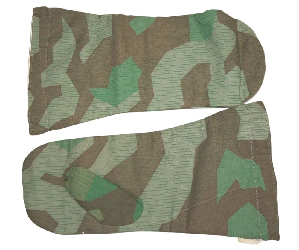 Lot 171: WWII German Splinter Camouflage Unissued Winter Army Gloves