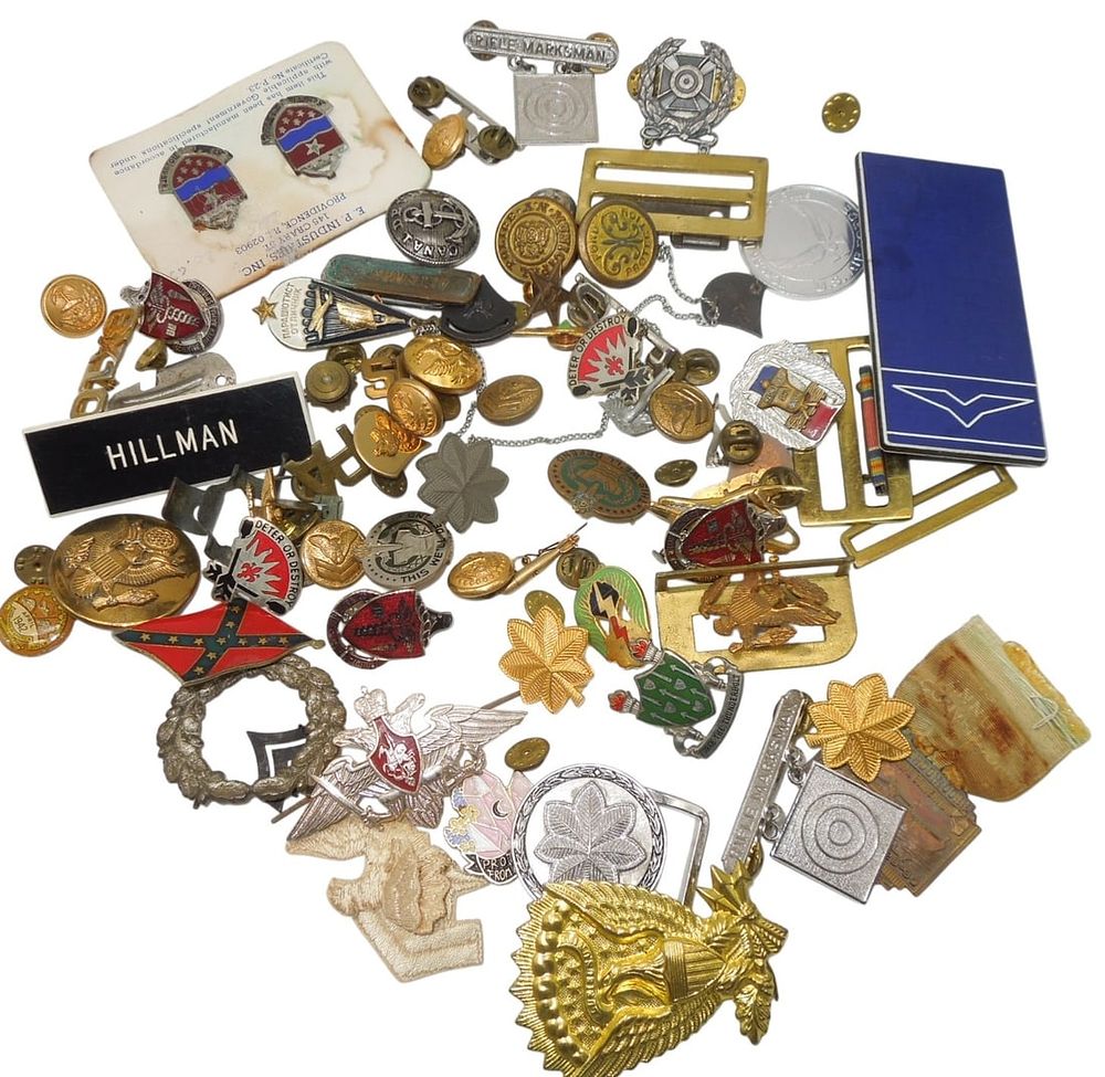 Lot 197: Lot WWII - Modern US &  Worldwide Military Insignia Pins Badges