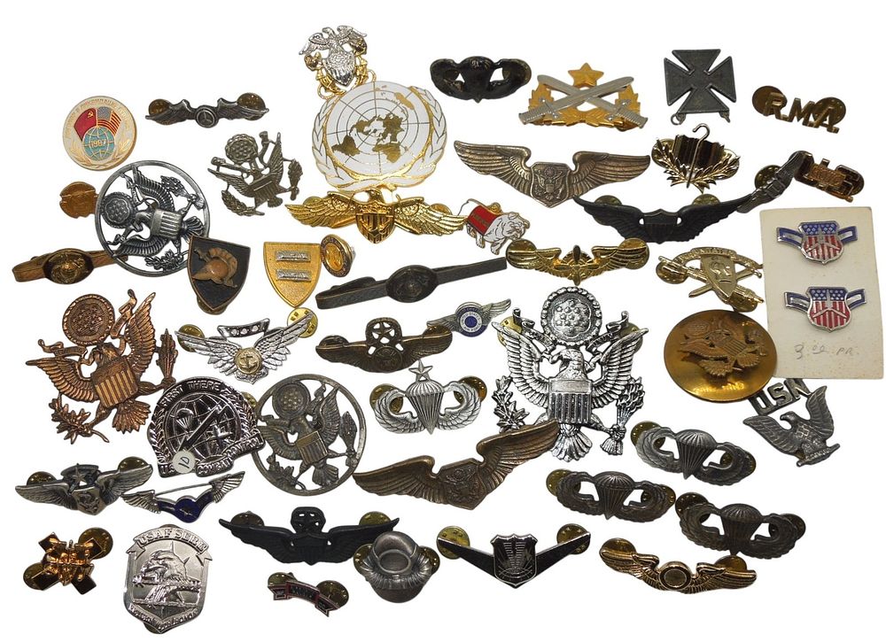 Lot 217: Vietnam - Modern US Military Badges Wings Pins Insignia