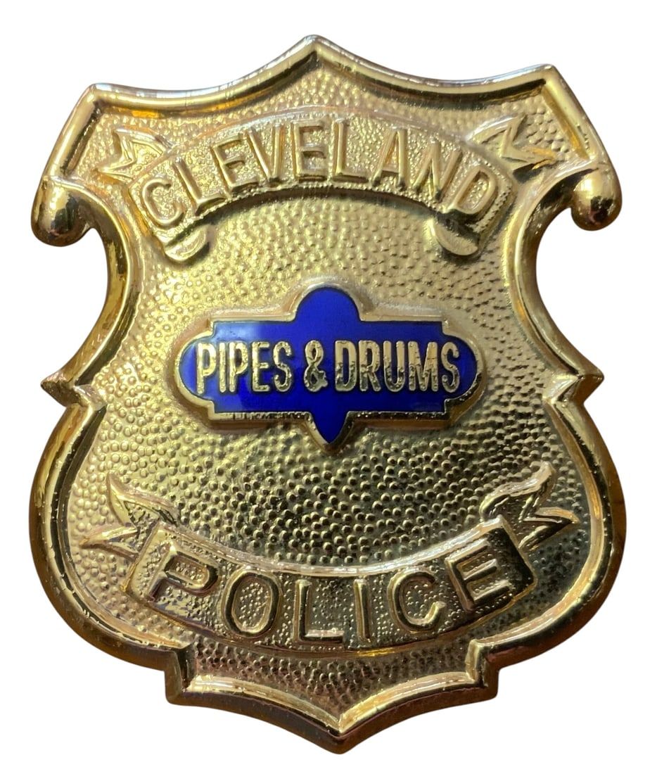 Lot 268: 1990s Cleveland Police Pipes & Drums Ceremonial Badge