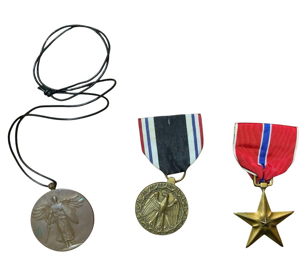 Lot 374: WWI-WWII Medals: Victory, POW and Bronze Star Lot (3)
