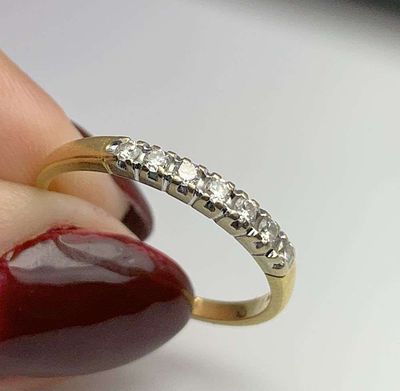 2.03g Authentic Diamond & 18k Gold Ring Size 7.5. There are 7 stones on this ring. Winner shall