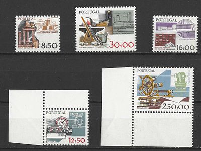 Selos com Tarja Fosforescente. 
Cabe ao licitante verificar cuidadosamente as imagens e tirar 