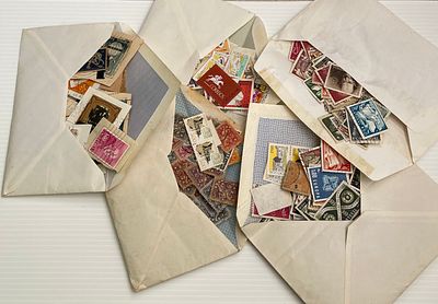 Lote com Centenas de Selos Diversos (Alguns por descolar) - Peso: 80gr. Cabe ao licitante 