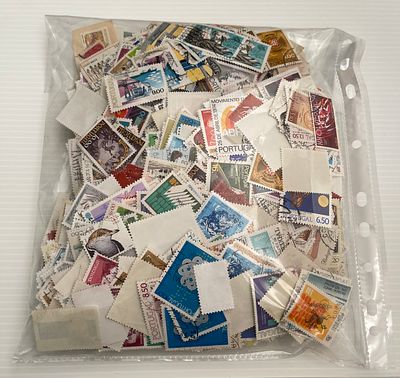 Lote com Milhares de Selos Diversos (Alguns por descolar) - Peso: 270gr. Cabe ao licitante 