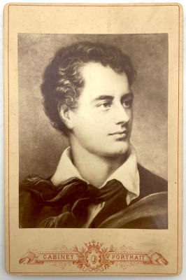 [Из коллекции Табачникова Е.М.] Неизвестный фотограф - Кабинетный портрет Джорджа Байрона. 16.6 х 