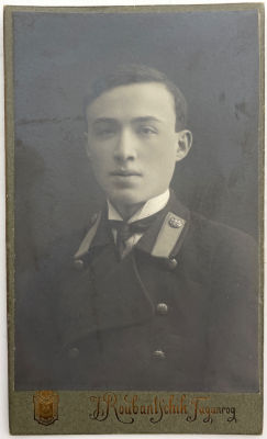 [Из коллекции Табачникова Е.М.] Рубанчик Арон Яковлевич - Кабинетный портрет. . 10.3 х 6 см 
Арон 