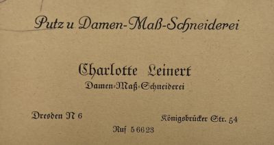 [Из архива Дурова В.Л.] - Визитка. Шарлотта Лейнерт.
. 6.8 х 12.8 см 
Пошив одежды для дам, Дрезден.