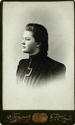 Женский портрет [Лили Фукс]. Фотография Д. Принца. 1900-е гг. 10.4 х 6.3 см