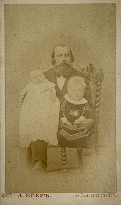 Портрет мужчины с двумя детьми. Фотография Егер А. 1900-е гг. 10.2 х 6.1 см