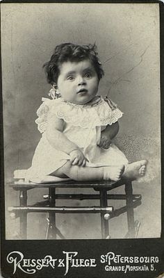 Детский портрет. Фотоателье "Рейссерт и Флиге". 1900-е гг. 10.4 х 6.3 см
