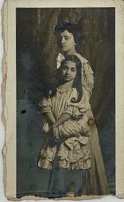 Портрет двух девушек. 1900-е гг. 11 х 6.8 см