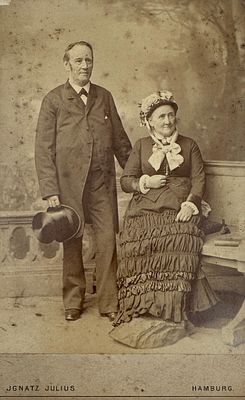 Портрет пожилых мужчины и женщины. Фотоателье Игната Джулиуса. 1900-е гг. 16.3 х 10.3 см