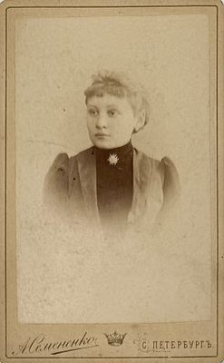 Клара [Эккерт]. Фотография А. Семененко.1900-е гг. 10.2 х 6.7 см