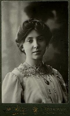 Женский портрет [Рудя Рублински]. Фотография Г. Перла. 1900-е гг. 10.5 х 6.2 см