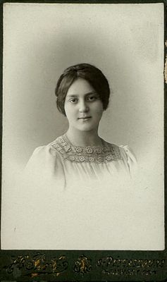 Портрет Елизаветы Б. Фотография Г. Перла. 1902 г. 10.4 х 6.3 см