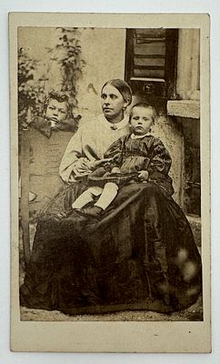 Неизвестный фотограф - Женщина с двумя детьми. Начало XX в. 10.4 х 6.2 см
