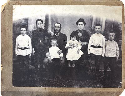 Портрет многодетной семьи. Начало XX в. . 20 х 25,5 см