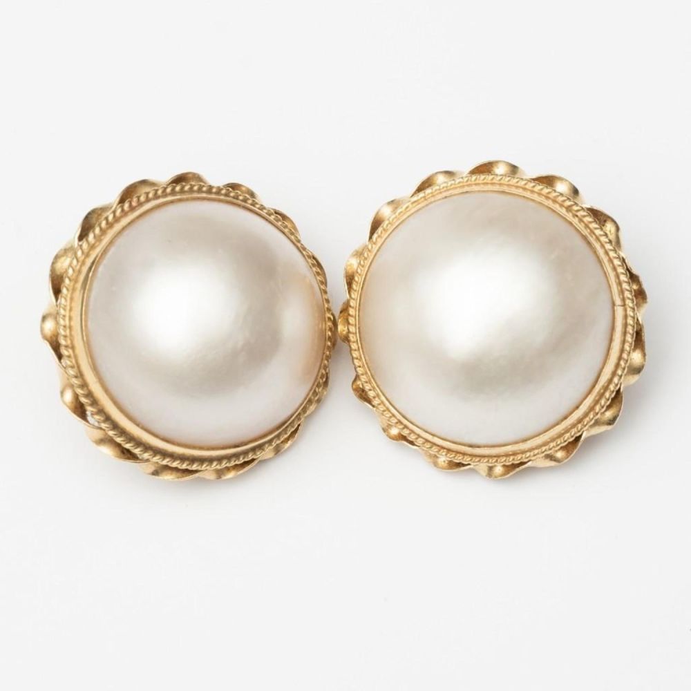 Lot 349: 14K Gold and Pearl Clip on earrings