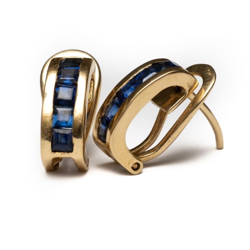 Lot 352: 18K Half hoop and sapphire earrings