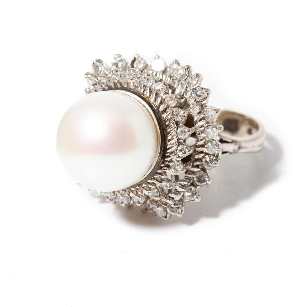 Lot 456: 18k and 12.32mm pearl ring, 7.5 dwts