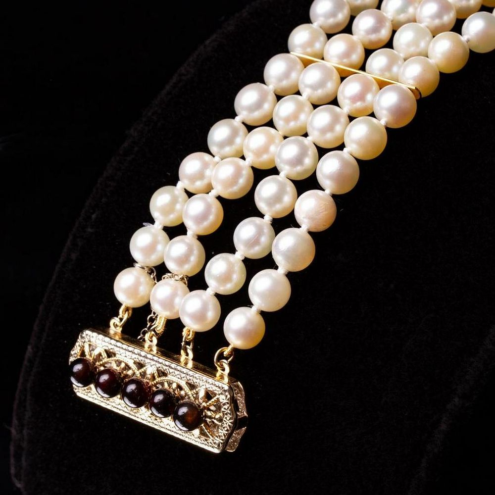 Lot 308: Bracelet, Cultured Pearl Bracelet with Gold and Black