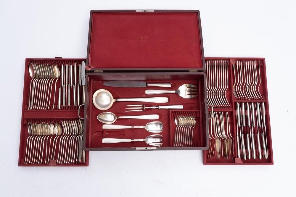 Lot 190: 111-piece Art Deco Period French Silverplate Flatware Dinner Service