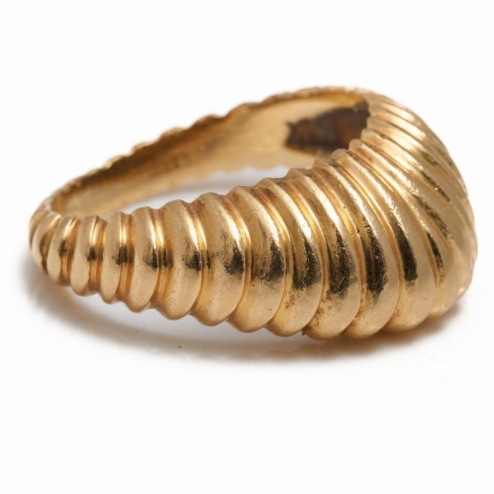 Lot 388: Tiffany and Co Authentic 14K Signed Scalloped Design Ring