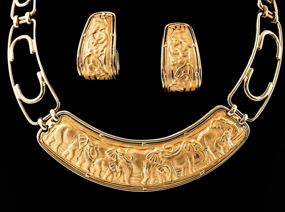 Lot 248: Carrera and Carrera Signed Elephant Motif 18K Gold Necklace and Earring Set