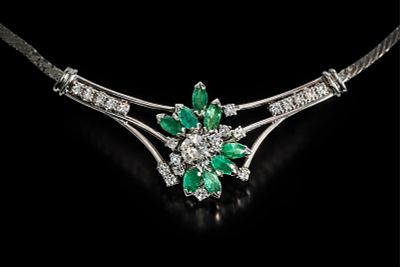 18K White Gold Emerald and Diamond Necklace with Old-Cut Diamond. Keywords: fashion, accessories 