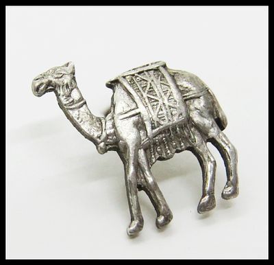 סמל בורג מיניאטורי סיכת "חיות הנגב" , סיכה מוקדמת ולא שכיחה עם סמל הגמל, המשויך לפלוגת "חיות 