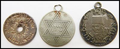 שלושה קמיעות כולל : קמע למציאת חן. "כסף וזהב חסד ואמת אלוף" , קמע ברכה ציון באנגלית מחוק מאחור 