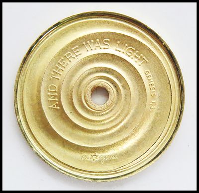 מדליית זהב ממלכתית ישראל משנת 1985 "ויהי אור" יעקב אגם זהב 750, בקוטר 24 מ"מ ומשקלה 10.36 גרם ,