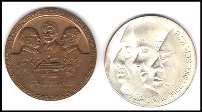 2 מדליות הסכם שלום ישראל מצרים מפגש קמפ דייוויד 59 מ"מ במארז מקורי חברת אמנוגרף + חברה ממשלתית 