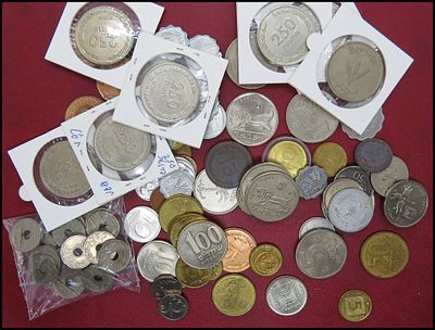 לוט מטבעות ישראל + אסימוני טלפון . לוט מטבעות מחזור במצבים שונים . פרוטות , שקלים , לירות .