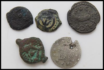 5 מטבעות ישנים . כפי שמצולם .