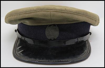 כובע נהג דן עם סמל כובע חברת האוטובוסים דן שאצ מידה: 20x17 , בכובע יש חורים . הסמל נדיר ! שרות 