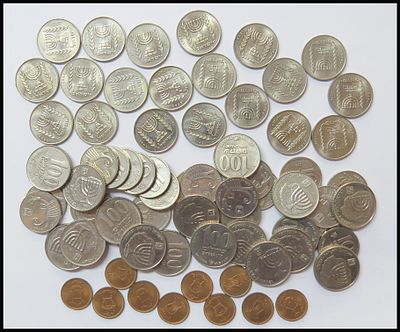 לוט 50 מטבעות הכולל :
לוט 10 מטבעות 5 פרוטה . חדשים לחלוטין UNC
לוט 40 מטבעות חנוכה הכולל 20 