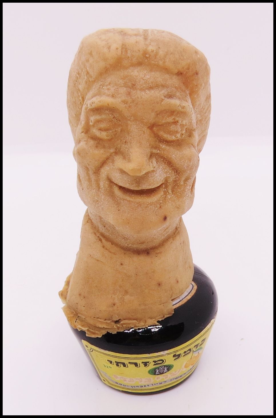 ראש גולדה מאיר עשוי מגומי מיניאטורי תוצרת לפידיה בע"מ, תל אביב, ישראל. 1958 בקירוב , מונח על 