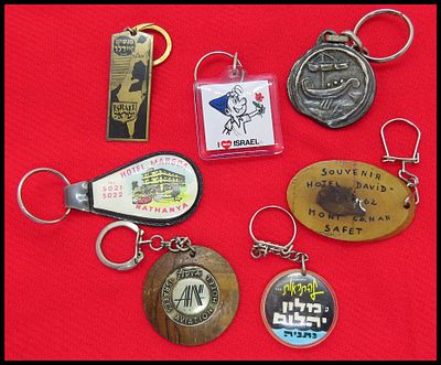 מחזיקי מפתחות ישראליים וינטג'יים, המשמשים כמזכרות מבתי מלון ואתרים שונים בישראל משנות ה-60 