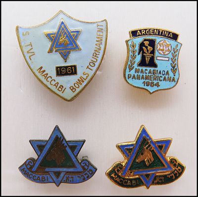 לוט 4 סיכות שונות מכבי נדירות, מצופה אמייל.
1) 2 סיכות שונות מכבי דרום אפריקה
2) מכבי דרום 